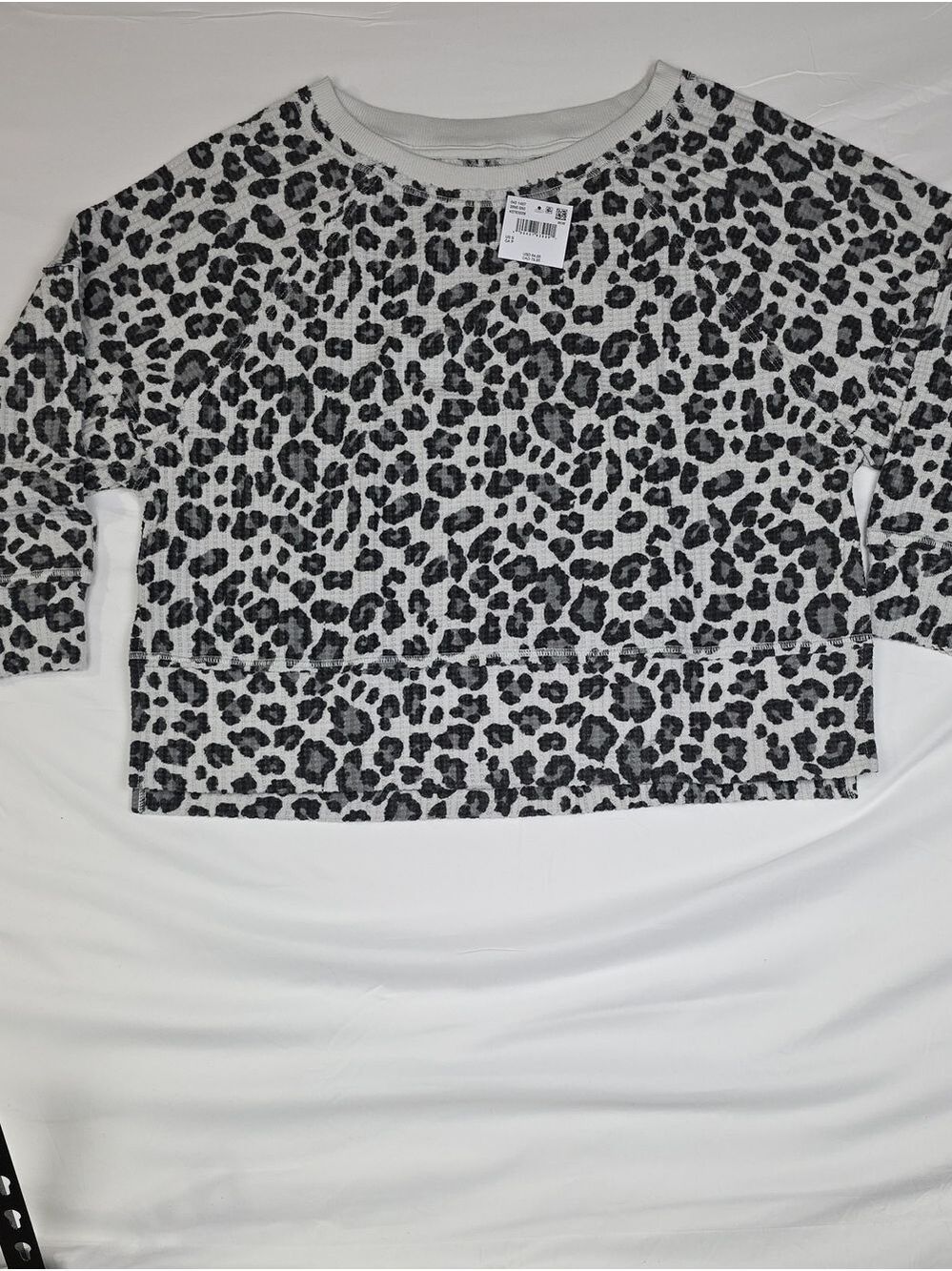 American Eagle Outfitters Gray and White Leopard Print Cropped Sweater Small